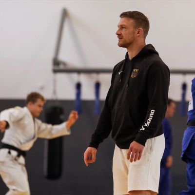 Simon trainiert Männer im Judo